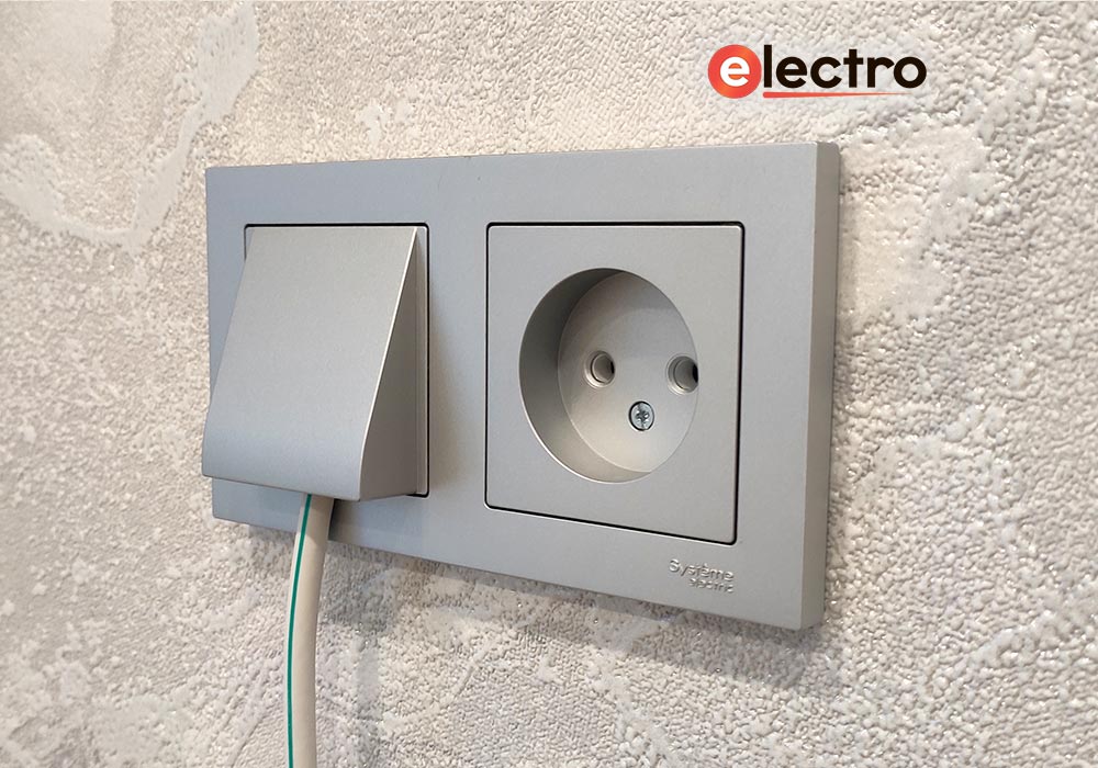 Установка розеток и выключателей Schneider Electric Atlas Design