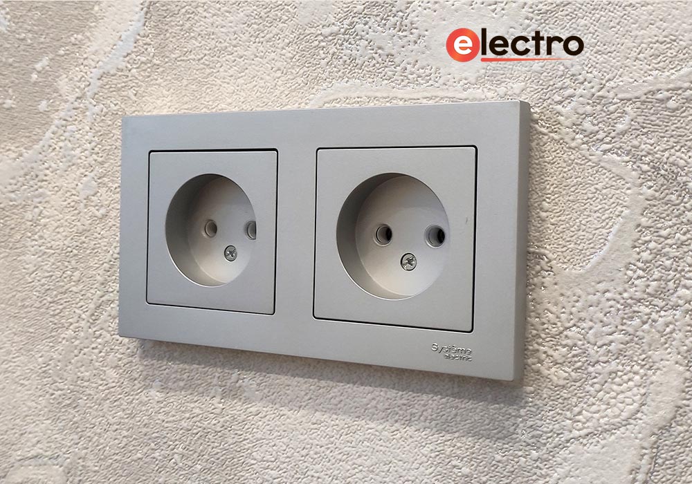 Установка розеток и выключателей Schneider Electric Atlas Design