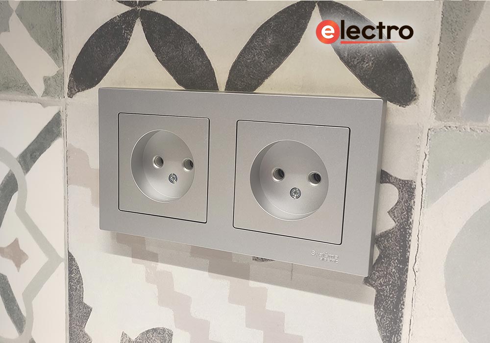 Установка розеток и выключателей Schneider Electric Atlas Design